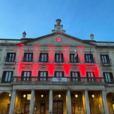 Fachada Casa Consistorial Iluminada De Rojo